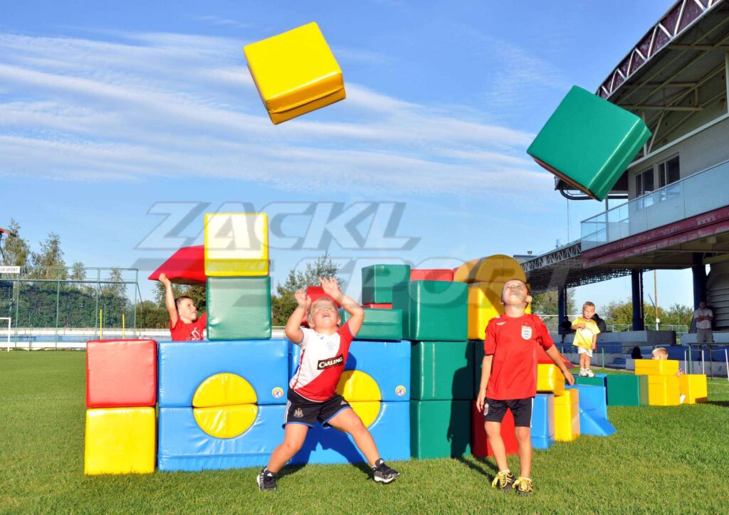 Děti a molitanová stavebnice Zackl sport.