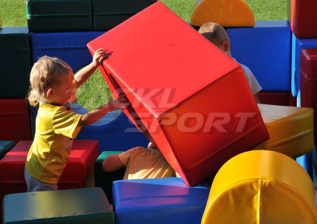 Děti hrající si s barevnými molitanovými kostkami značky Zackl Sport