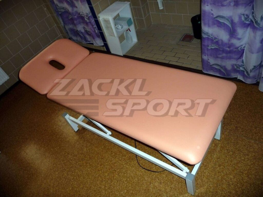 Rehabilitační lehátko s čalouněním a otvorem na obličej.