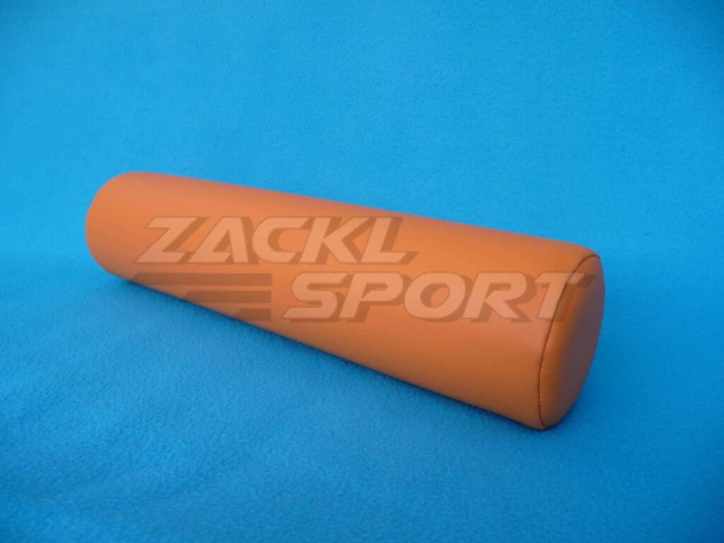 Oranžový molitanový válcový válec na cvičení nebo rehabilitaci.