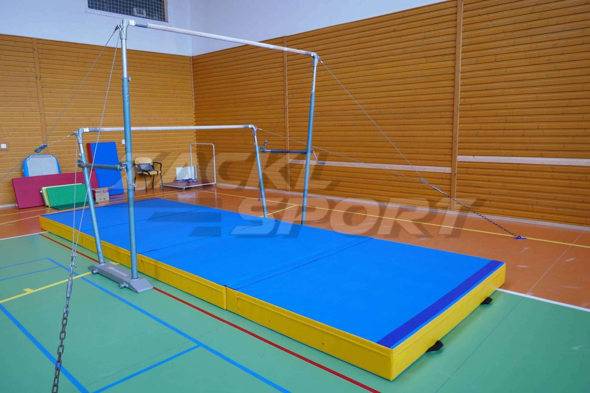 dopadová žíněnka v tělocvičně, modro-žluté provedení