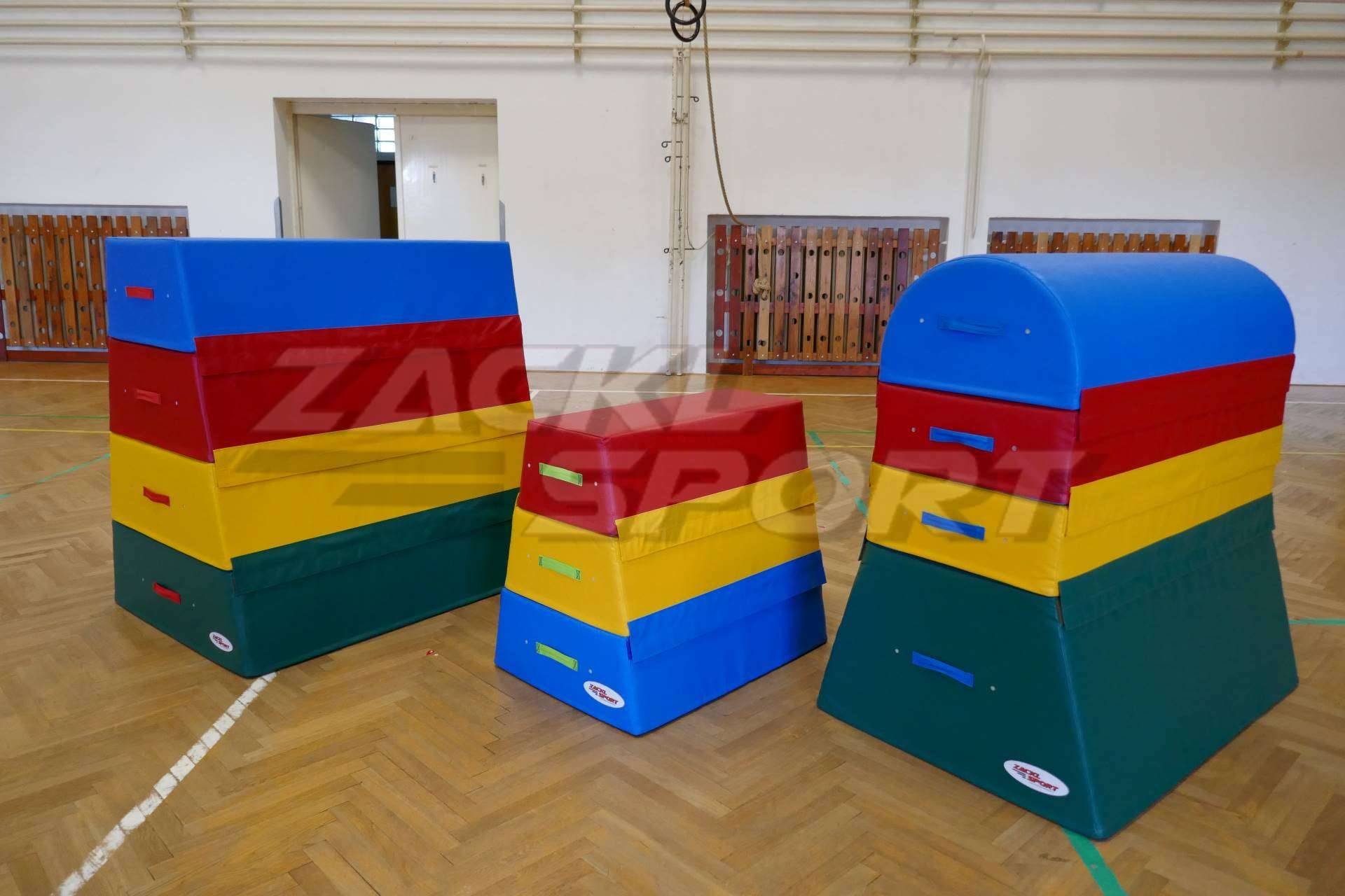 Švédské molitanové bedny v tělocvičně