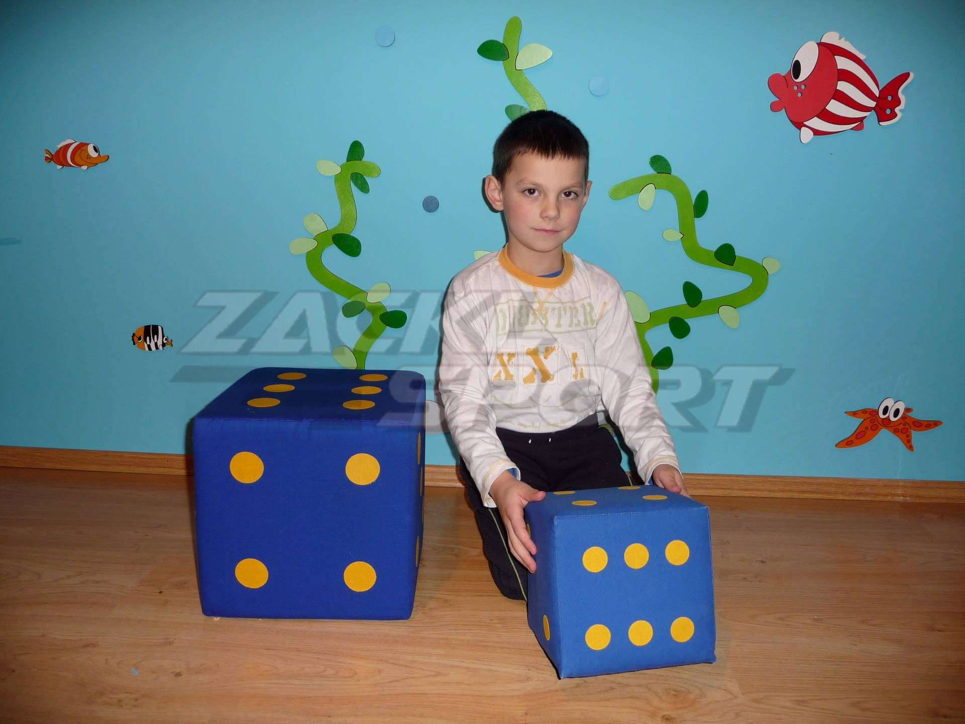 Chlapec s modrými molitanovými kostkami s čísly